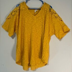 EST. 1946 22/24W yellow lace blouse plus size. (E)